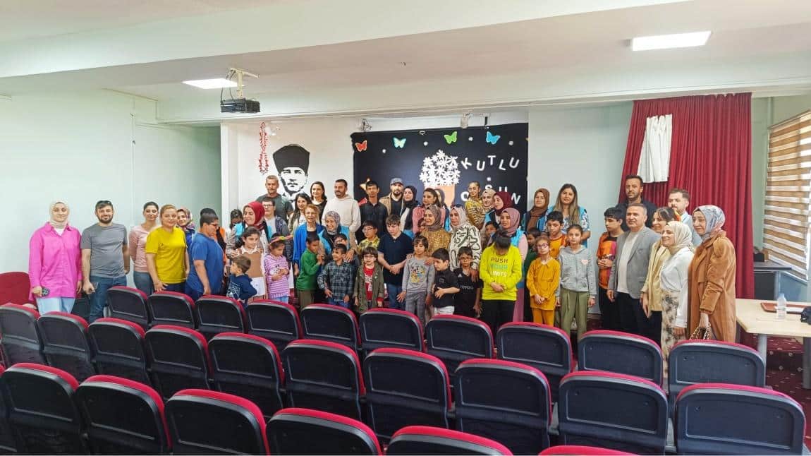 Gençlik Spor Müdürlüğüne bağlı Yurt-kur üniversite öğrencileri okulumuzu ziyaret ettiler.